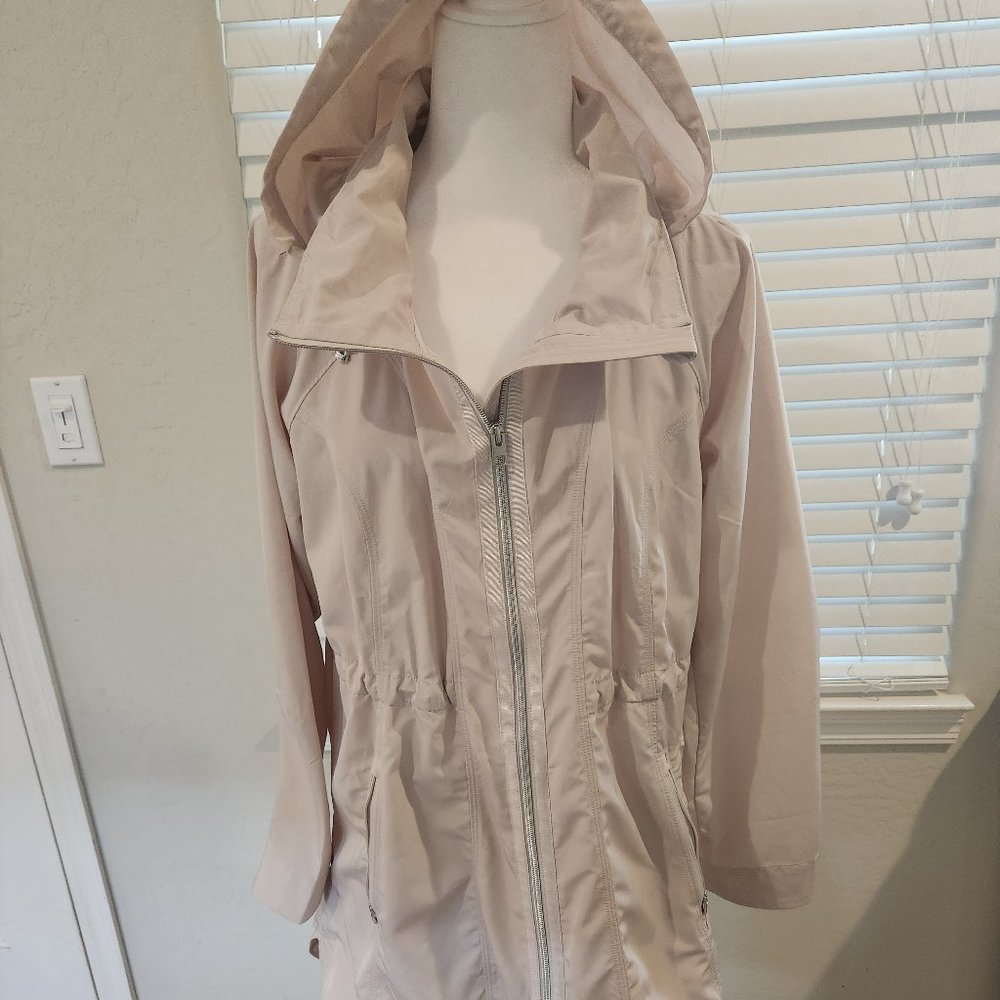 Athleta Cream/Tan Windbreaker Jacket. Size Medium. EXCELLENT CONDITION!